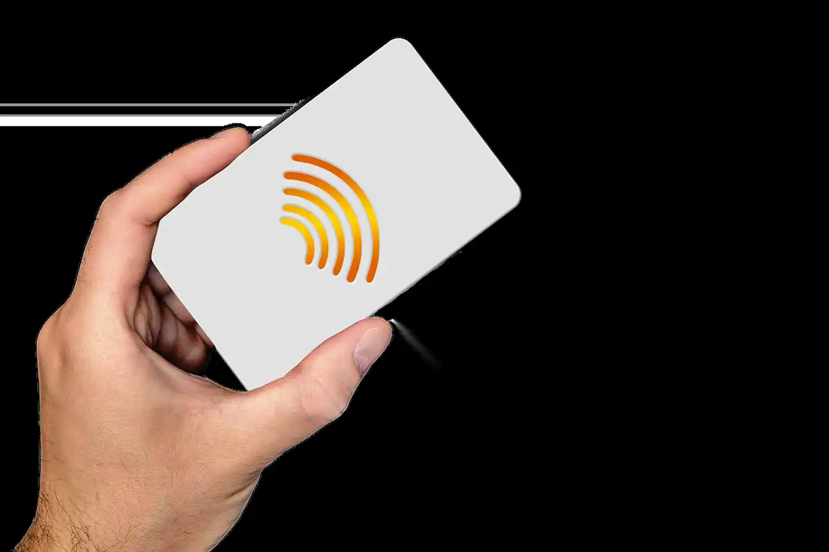 Mână care ține un card alb cu semnul comunicării fără contact